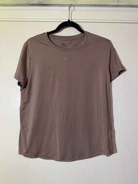 Nike DRI-FIT Women’s Short-Sleeve Tee in Taupe size medium